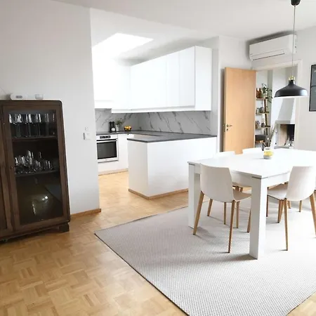 Апартаменты Charming 3-bedroom House